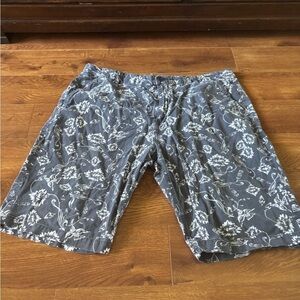 Fresh Gray and White Flat Front floral summer Shorts in size 38
